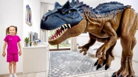 Les jouets dinosaures prennent vie dans la maison