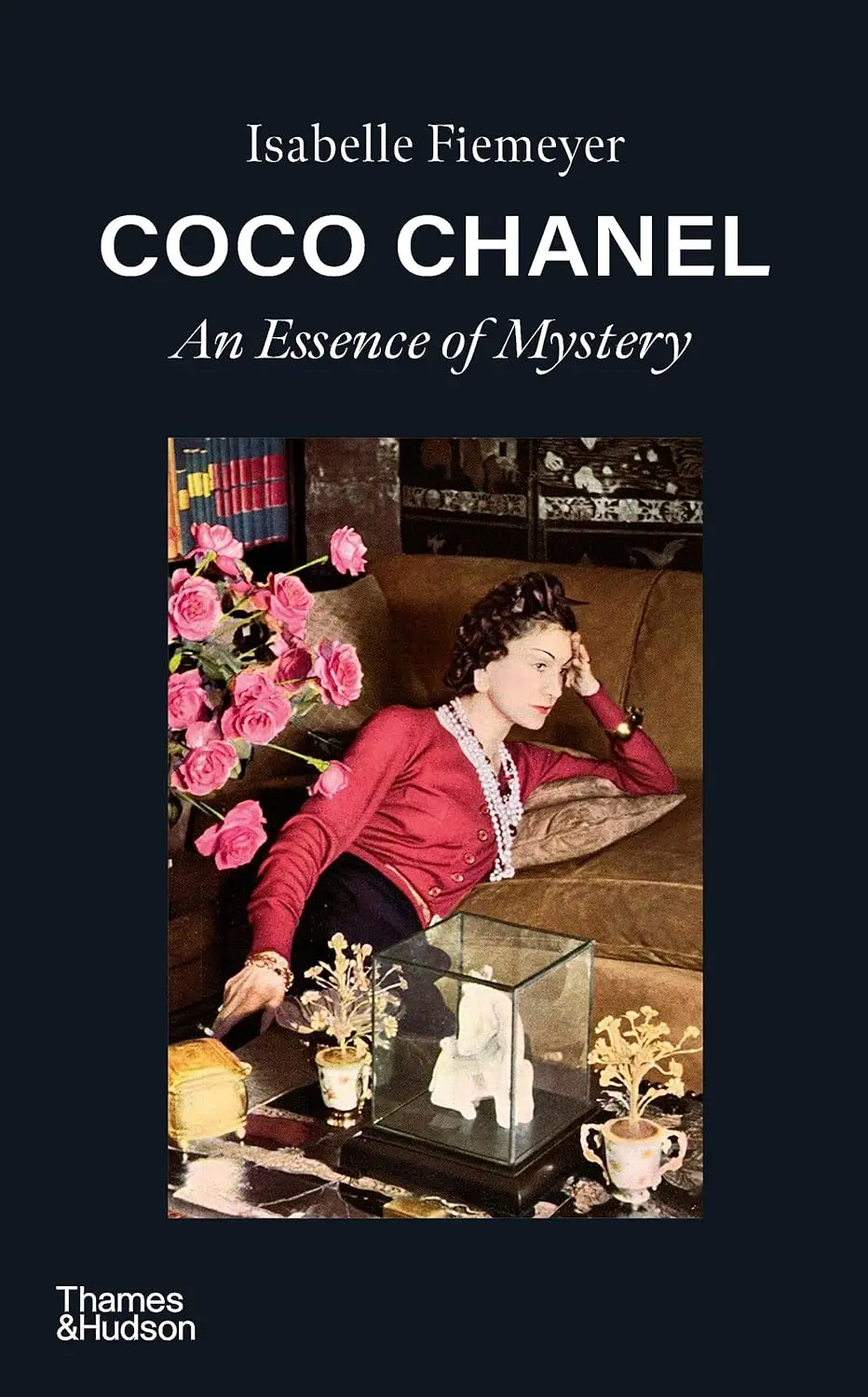 Обкладинка "Coco Chanel. An Essence of Mystery"