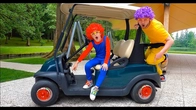 Тим и папа танцуют в полицейской машине и помогают друзьям | Dancing Car Ride сборник для детей