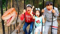 Boram and Konan Ddochi play with dinosaur at Forest Safari