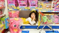 Boram and Dad have fun playing at the toy market for kids