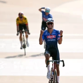 Щастить сильнішим? МвП взяв третій монумент у драматичному фініші Паріж-Рубе | Тандем